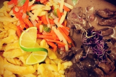 rindergeschnetzeltes im pfännle serviert mit spätzle und gemüse